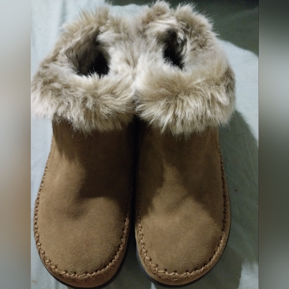 Magellan Outdoors Tan and Cream Cozy Slippers
